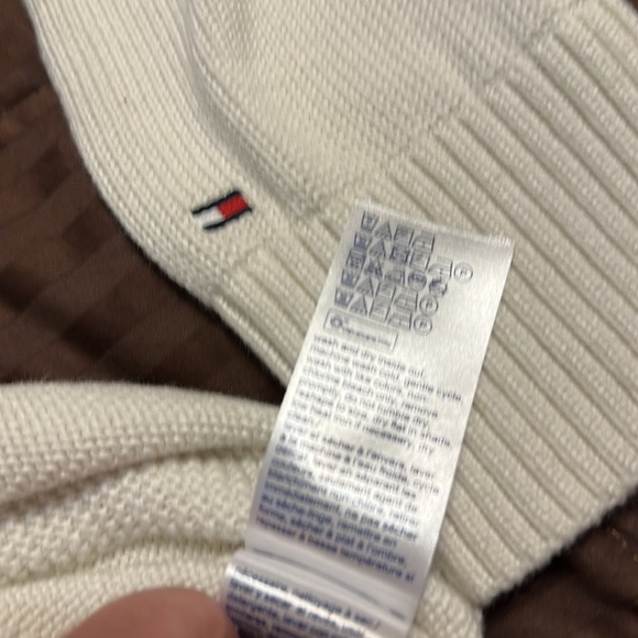 Tommy Hilfiger Brand new sweater. - Picture 11 of 14